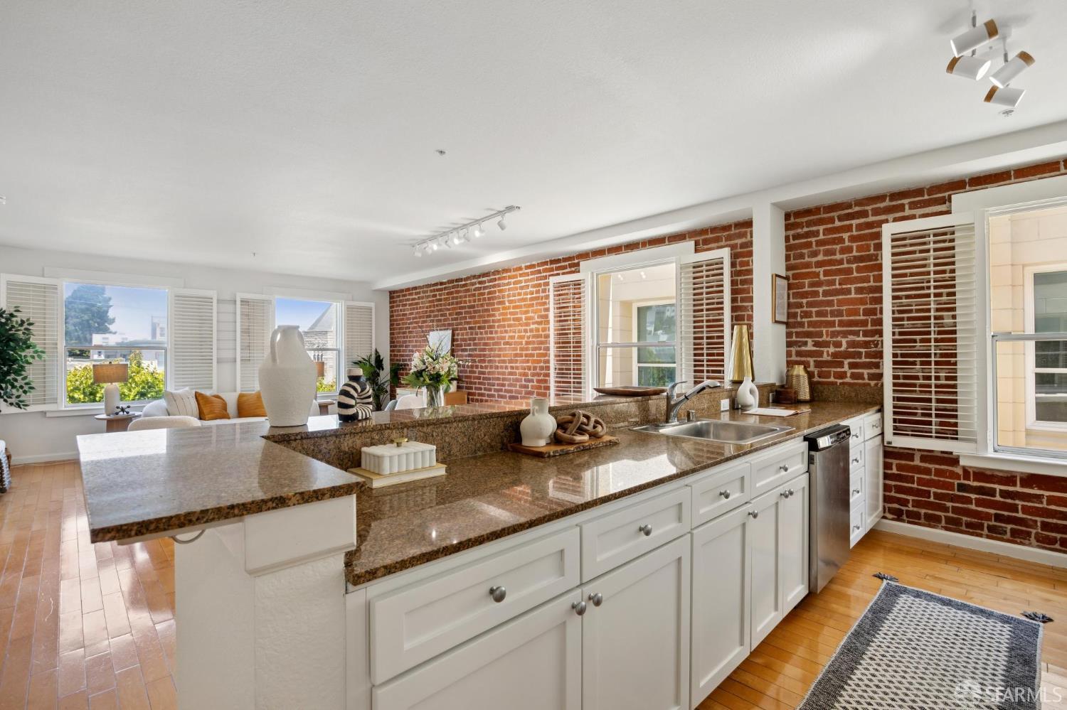 Photo #9: 425046058 Listing: Photo #9