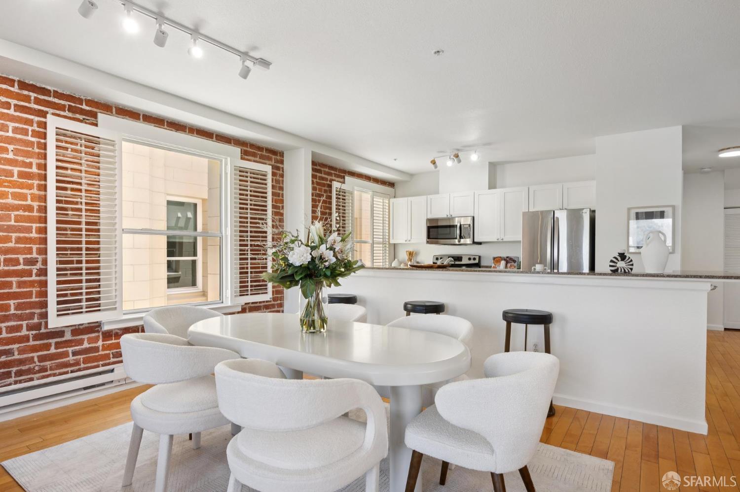 Photo #5: 425046058 Listing 