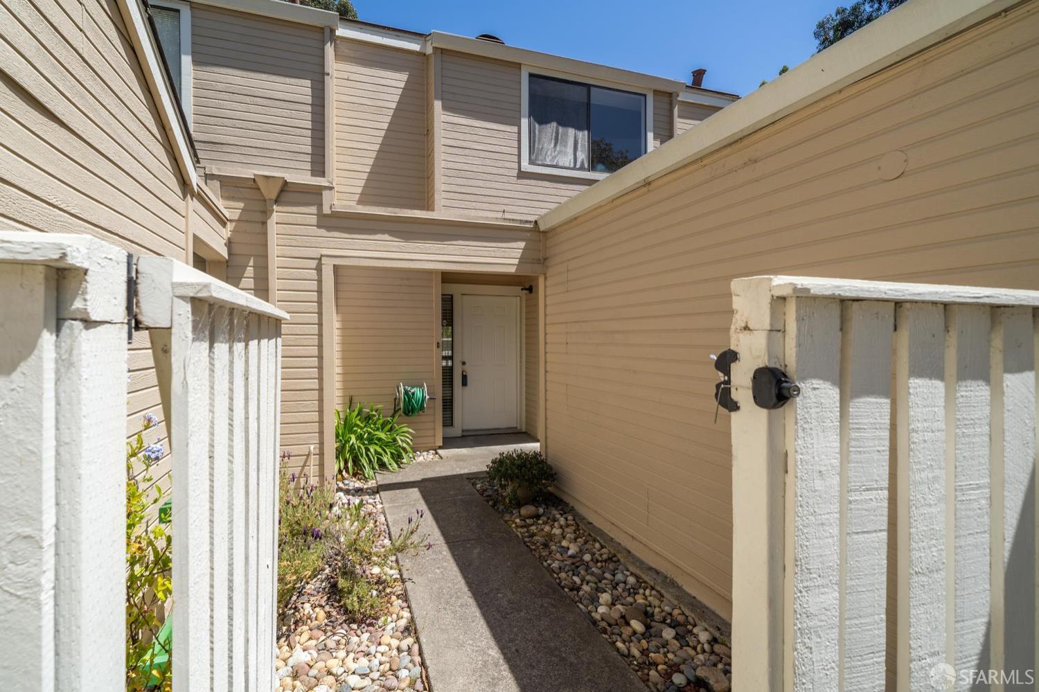 Detail Gallery Image 4 of 49 For 2536 Treeside Way, Richmond,  CA 94806 - 2 Beds | 2/1 Baths