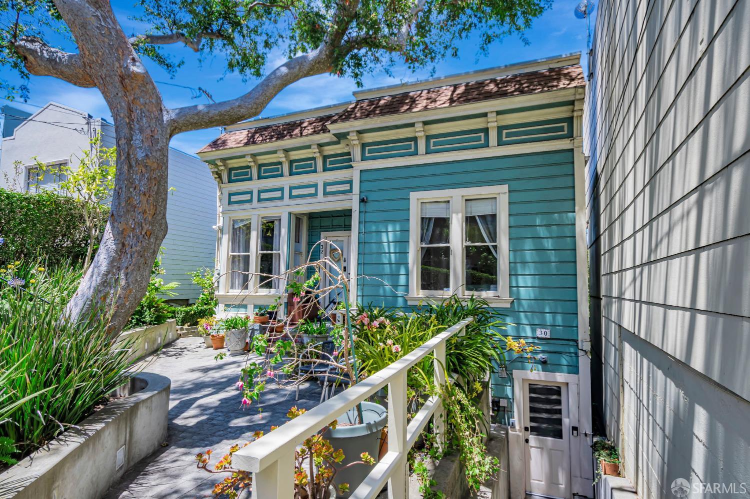 Detail Gallery Image 3 of 38 For 30 Eagle St, San Francisco,  CA 94114 - 2 Beds | 1 Baths