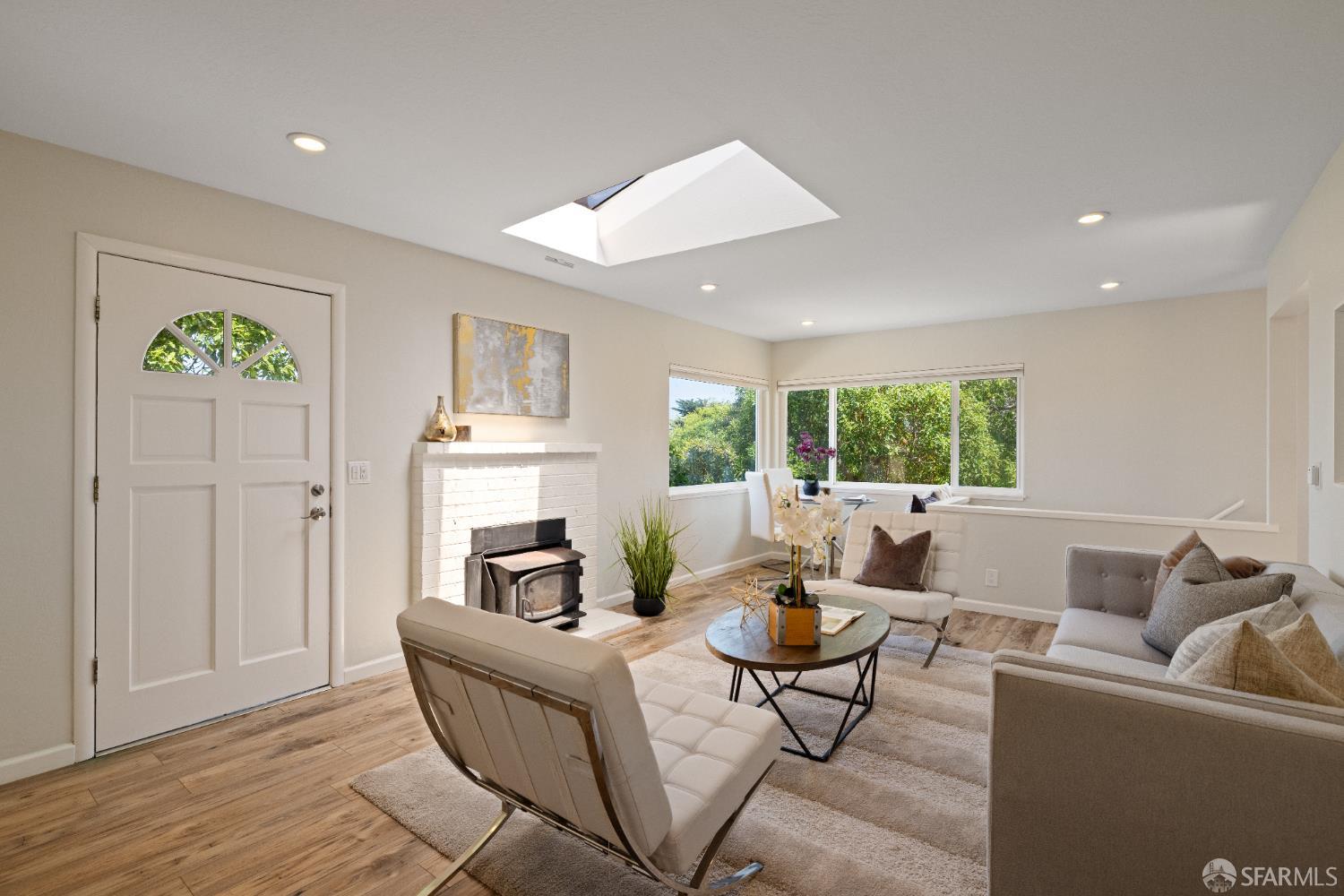Detail Gallery Image 5 of 29 For 321 7th St, Montara,  CA 94037 - 3 Beds | 2 Baths