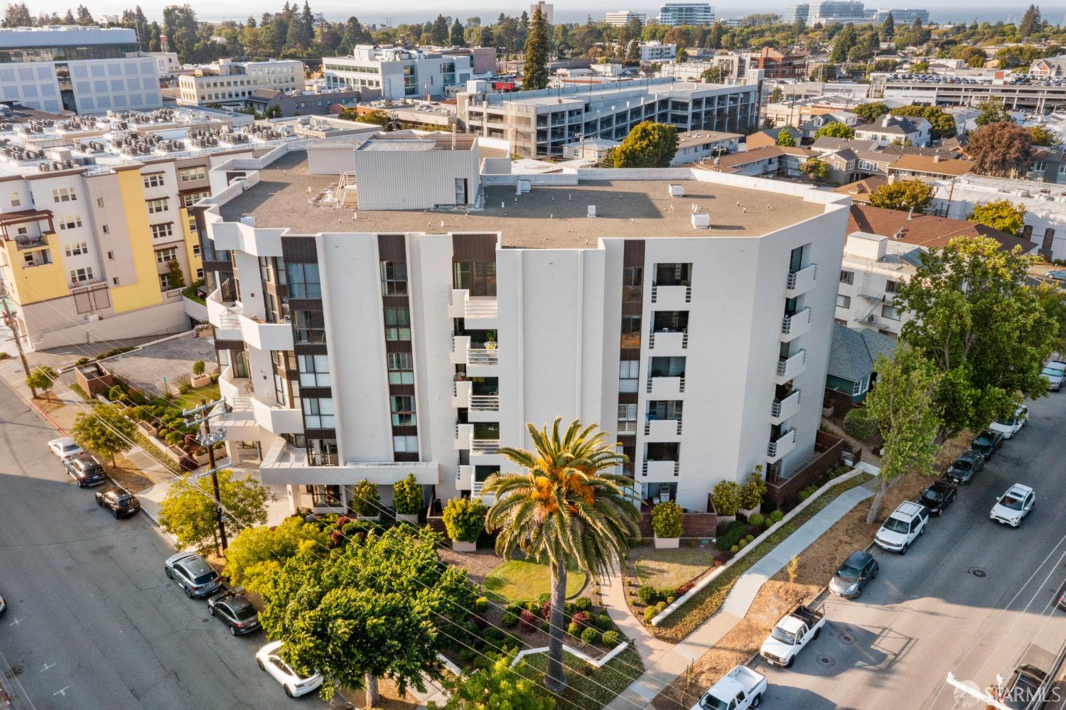 Detail Gallery Image 2 of 54 For 110 Park Rd #101,  Burlingame,  CA 94010 - 2 Beds | 2 Baths