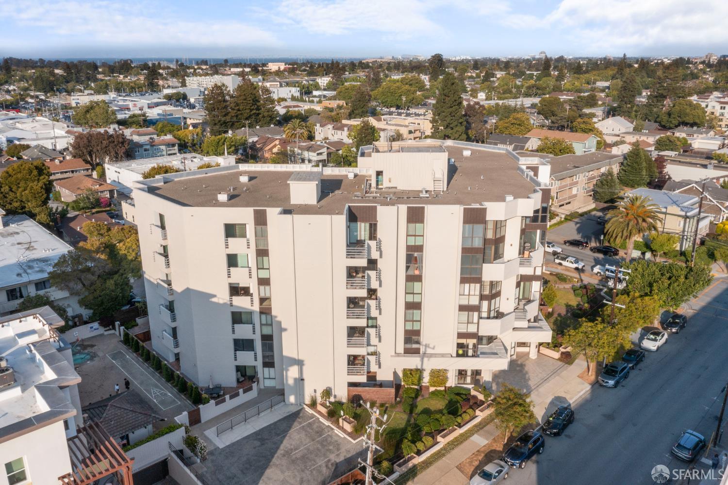 Detail Gallery Image 3 of 54 For 110 Park Rd #101,  Burlingame,  CA 94010 - 2 Beds | 2 Baths