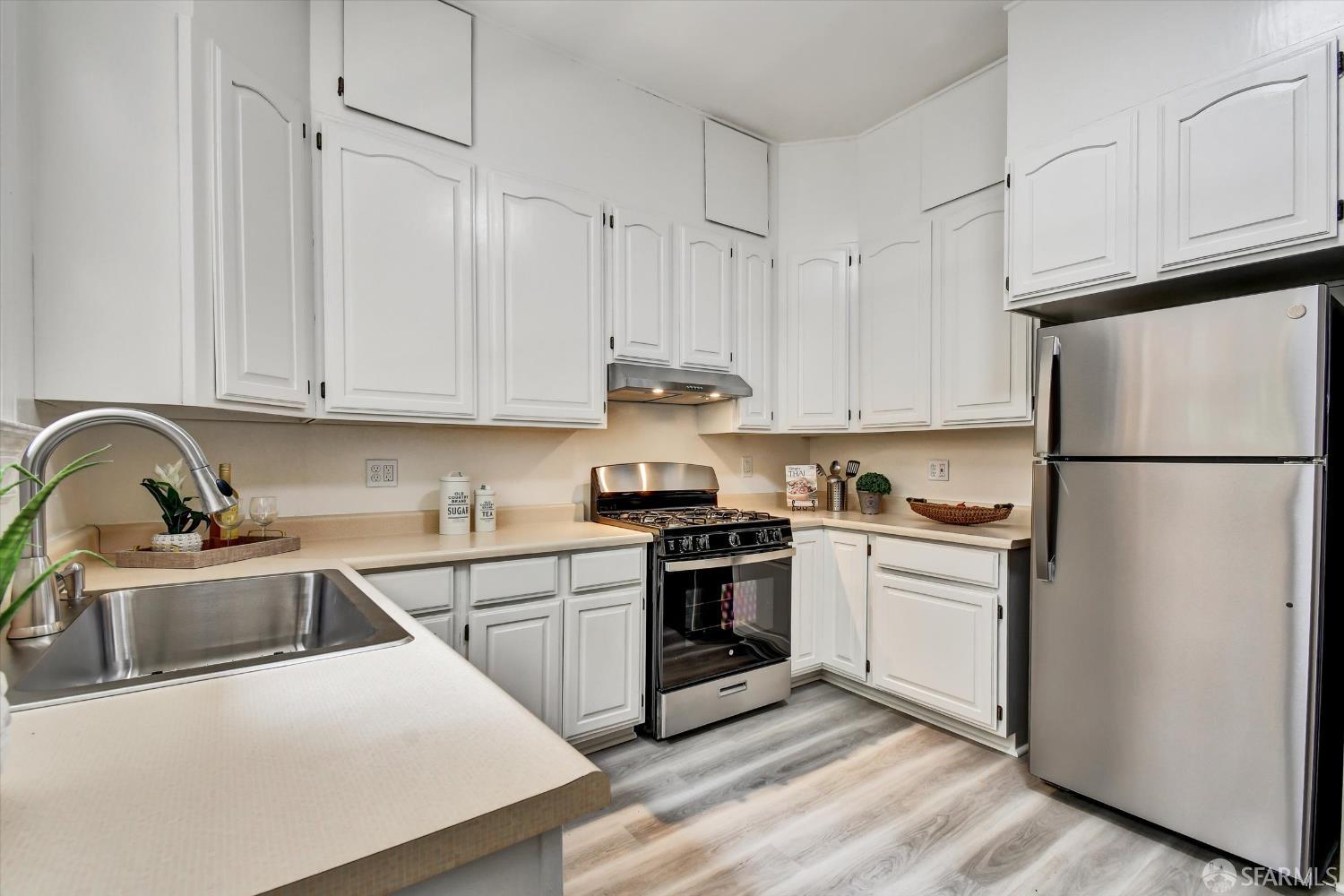Photo #2: 425052199 Listing 
