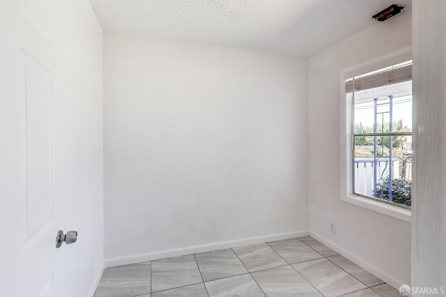 Detail Gallery Image 4 of 21 For 2430 Bancroft Ln, San Pablo,  CA 94806 - 3 Beds | 2 Baths