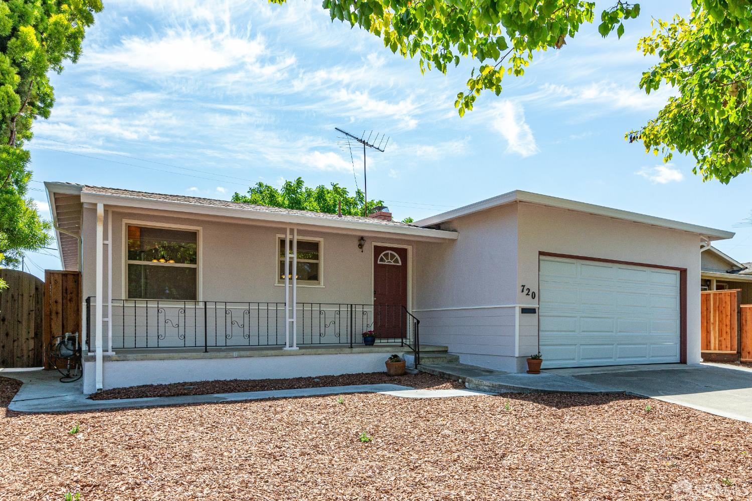 Detail Gallery Image 1 of 26 For 720 Santa Paula Ave, Sunnyvale,  CA 94085 - 3 Beds | 1/1 Baths