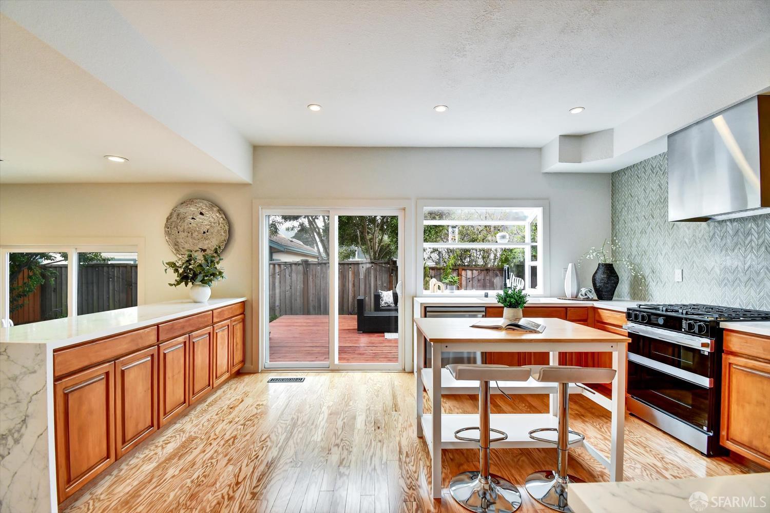 Detail Gallery Image 17 of 72 For 207 Marvilla Cir, Pacifica,  CA 94044 - 4 Beds | 3 Baths