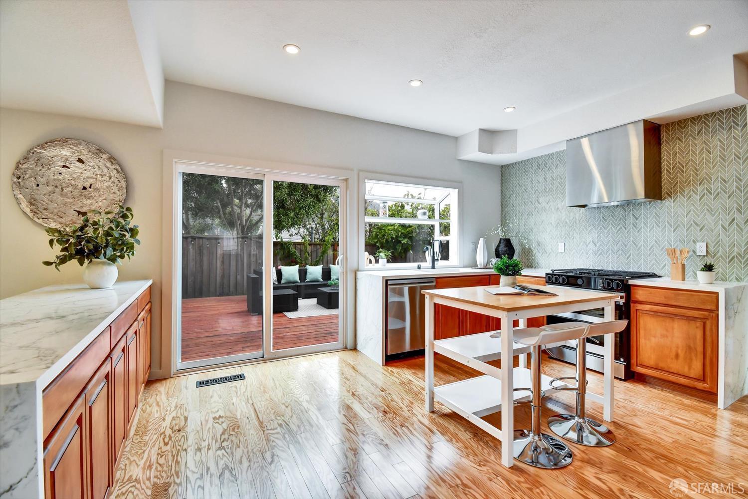 Detail Gallery Image 18 of 72 For 207 Marvilla Cir, Pacifica,  CA 94044 - 4 Beds | 3 Baths