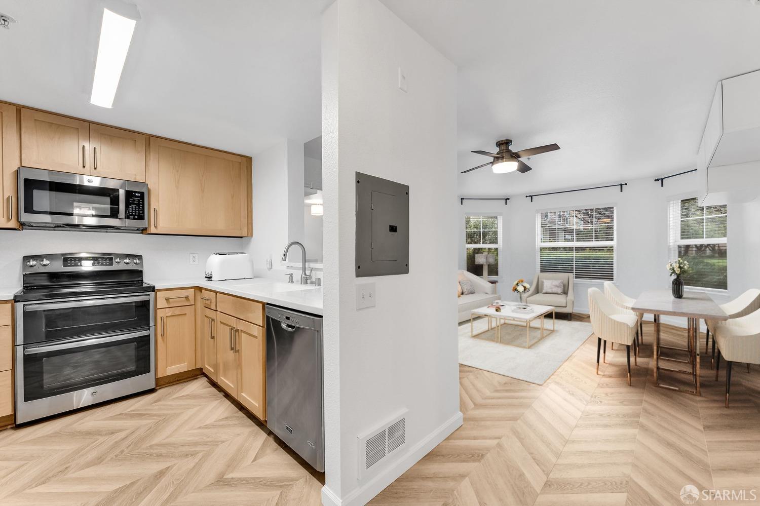 Detail Gallery Image 3 of 44 For 555 10th St #102,  Oakland,  CA 94607 - 2 Beds | 2 Baths