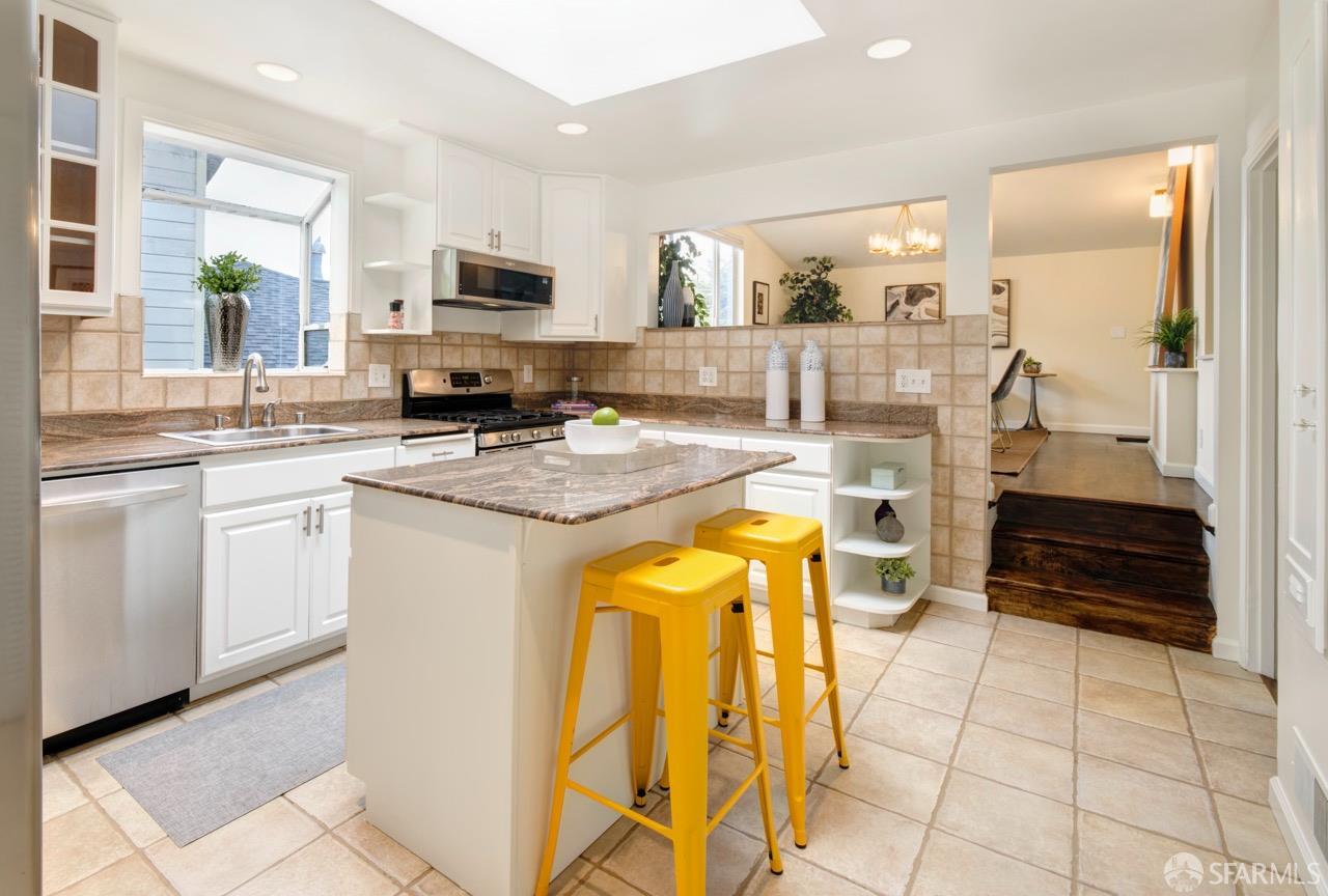 Detail Gallery Image 7 of 17 For 636 Edgemar Ave, Pacifica,  CA 94044 - 3 Beds | 1/1 Baths
