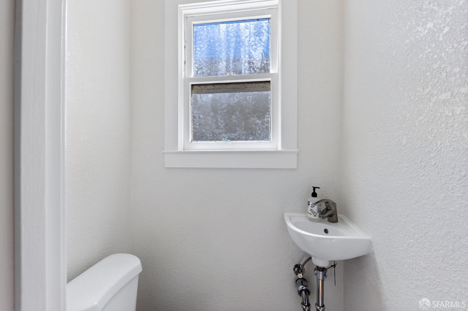 Detail Gallery Image 22 of 28 For 1720 Quesada Ave #1720,  San Francisco,  CA 94124 - 2 Beds | 1/1 Baths