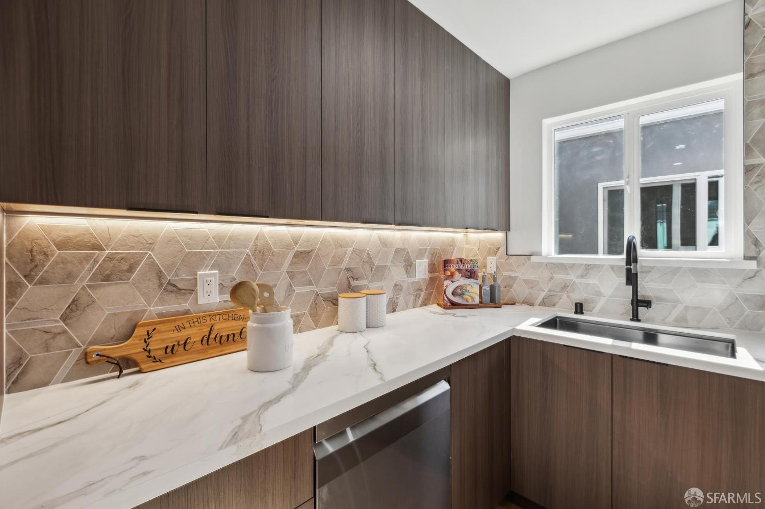 Detail Gallery Image 14 of 86 For 2055 42nd Ave, San Francisco,  CA 94116 - 3 Beds | 4 Baths
