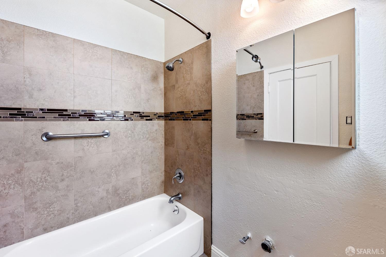 Detail Gallery Image 23 of 28 For 1720 Quesada Ave #1720,  San Francisco,  CA 94124 - 2 Beds | 1/1 Baths