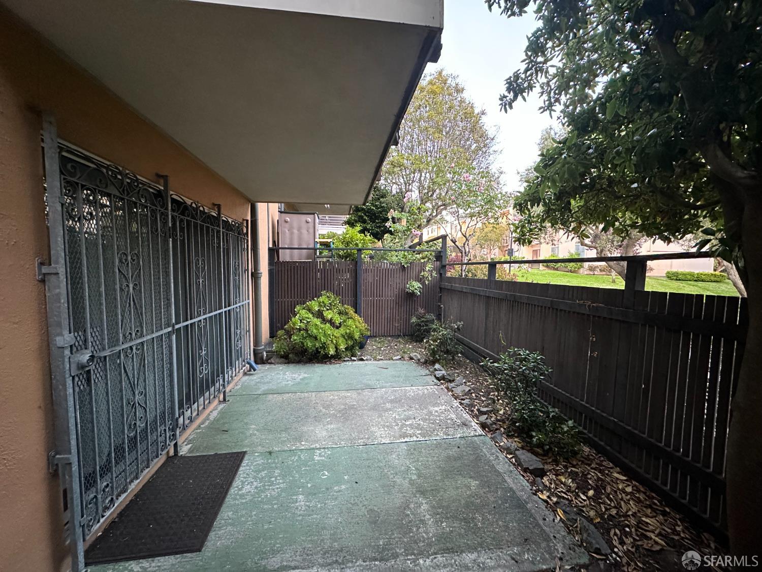 Detail Gallery Image 8 of 16 For 75 Western Shore Ln #1,  San Francisco,  CA 94115 - 2 Beds | 1 Baths