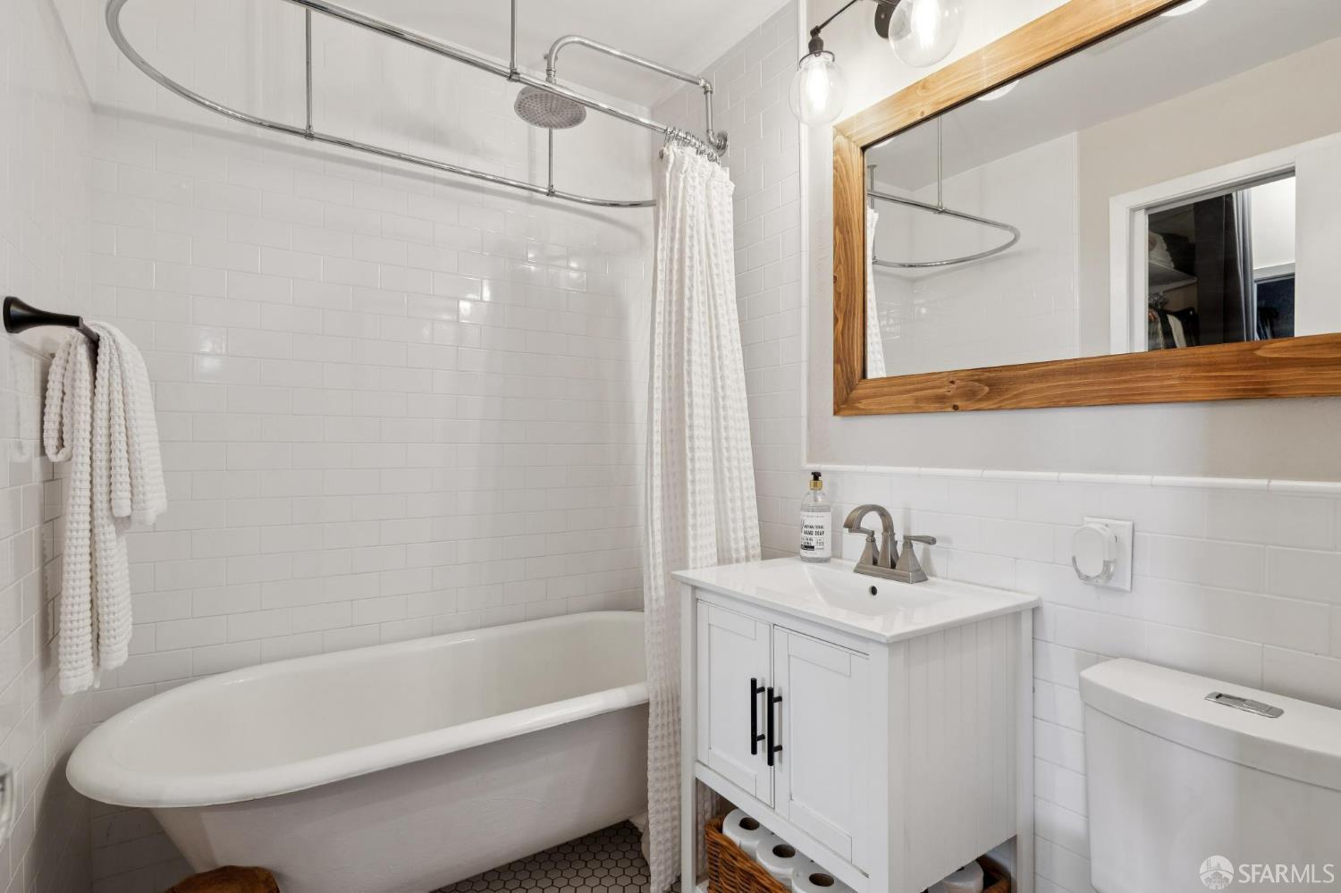 Photo #11: 425050893 Listing: Photo #11