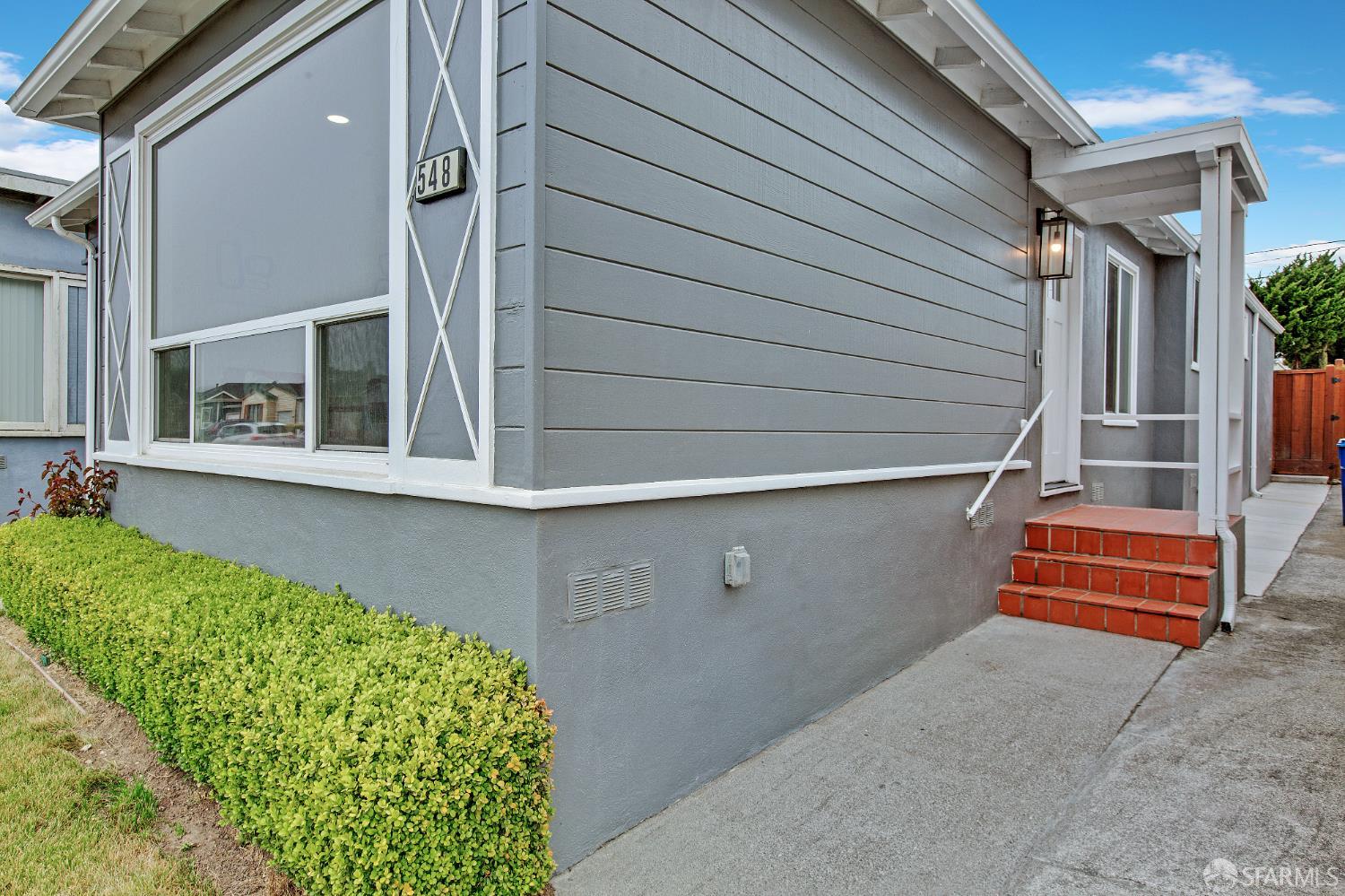 Detail Gallery Image 4 of 33 For 548 Skyline Dr, Daly City,  CA 94015 - 3 Beds | 2 Baths