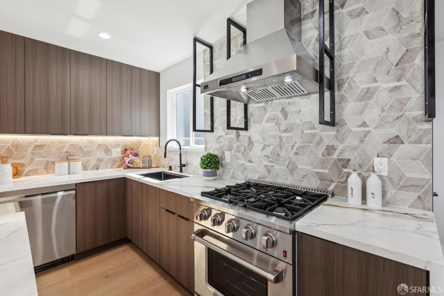 Detail Gallery Image 15 of 86 For 2055 42nd Ave, San Francisco,  CA 94116 - 3 Beds | 4 Baths