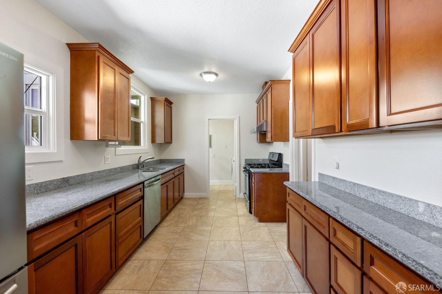 Detail Gallery Image 11 of 28 For 1720 Quesada Ave #1720,  San Francisco,  CA 94124 - 2 Beds | 1/1 Baths
