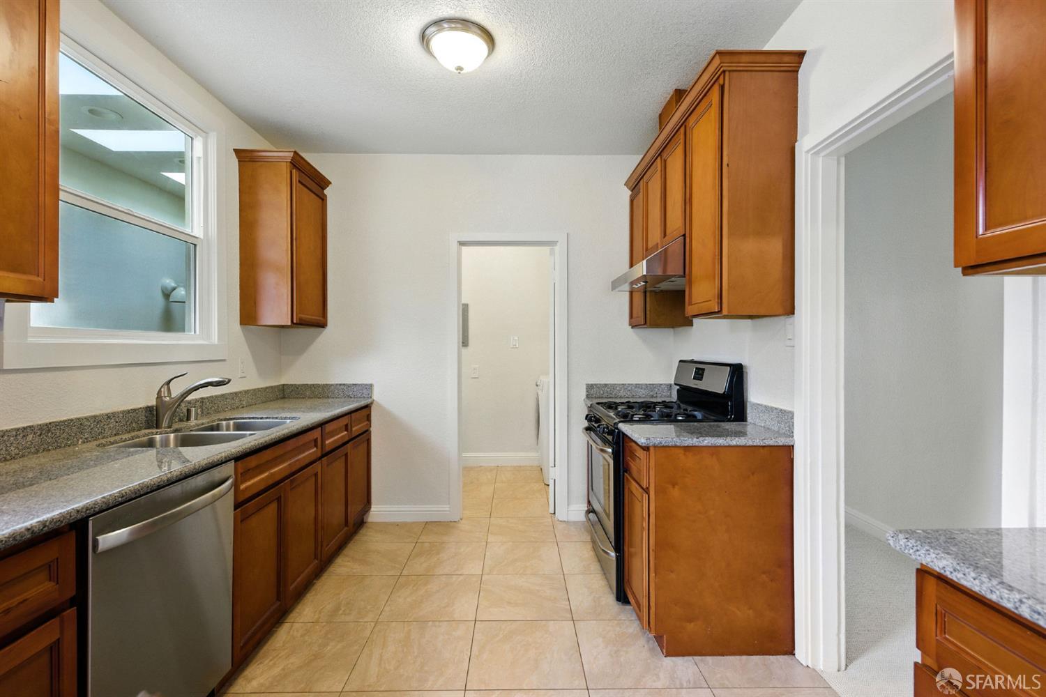 Detail Gallery Image 13 of 28 For 1720 Quesada Ave #1720,  San Francisco,  CA 94124 - 2 Beds | 1/1 Baths