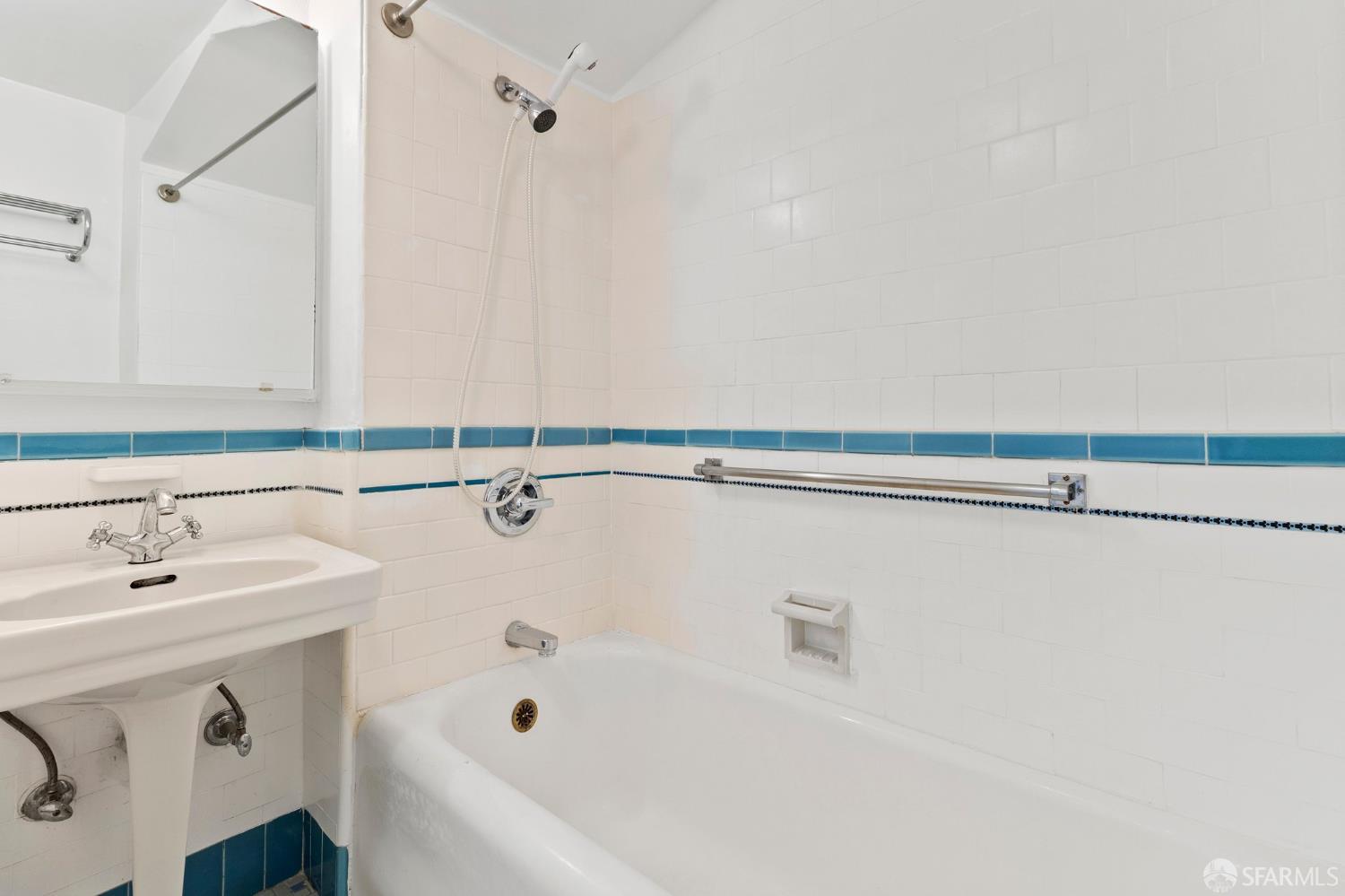 Photo #11: 425052518 Listing: Photo #11