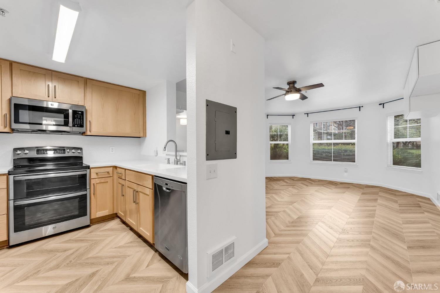 Detail Gallery Image 4 of 44 For 555 10th St #102,  Oakland,  CA 94607 - 2 Beds | 2 Baths