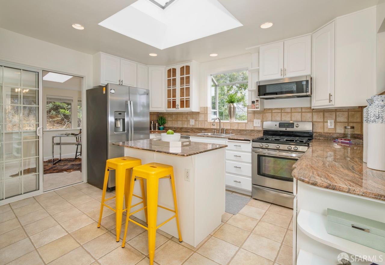 Detail Gallery Image 6 of 17 For 636 Edgemar Ave, Pacifica,  CA 94044 - 3 Beds | 1/1 Baths