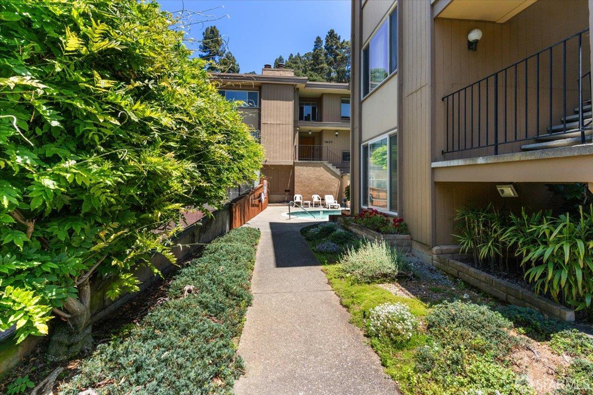 Detail Gallery Image 35 of 40 For 7620 Mountain Blvd #12,  Oakland,  CA 94605 - 2 Beds | 2 Baths