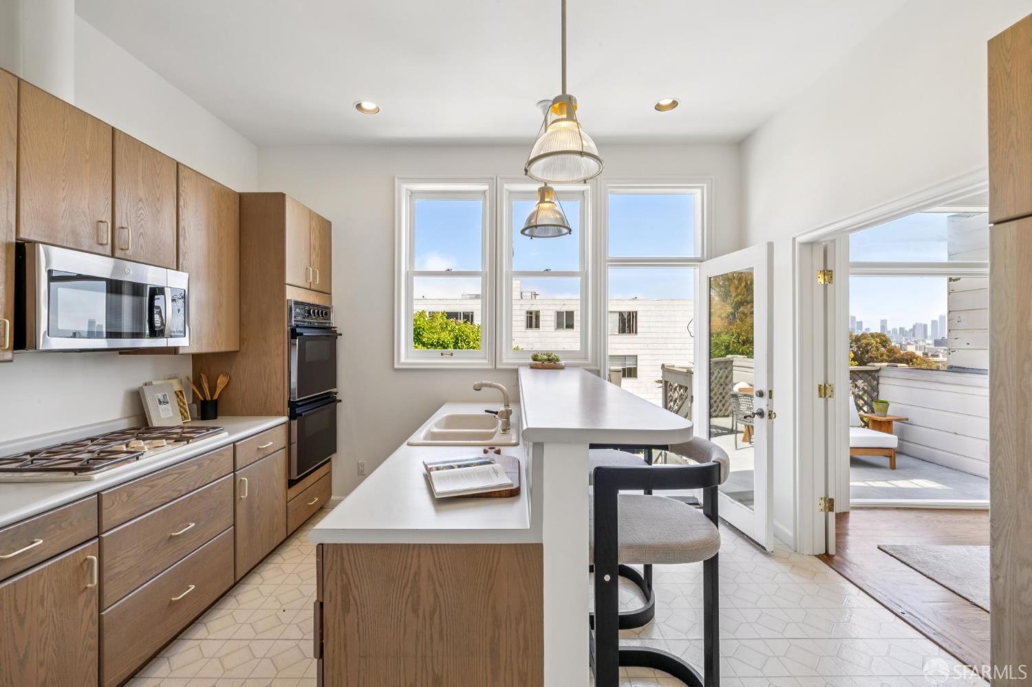 Detail Gallery Image 6 of 27 For 3364 21st St, San Francisco,  CA 94110 - – Beds | – Baths