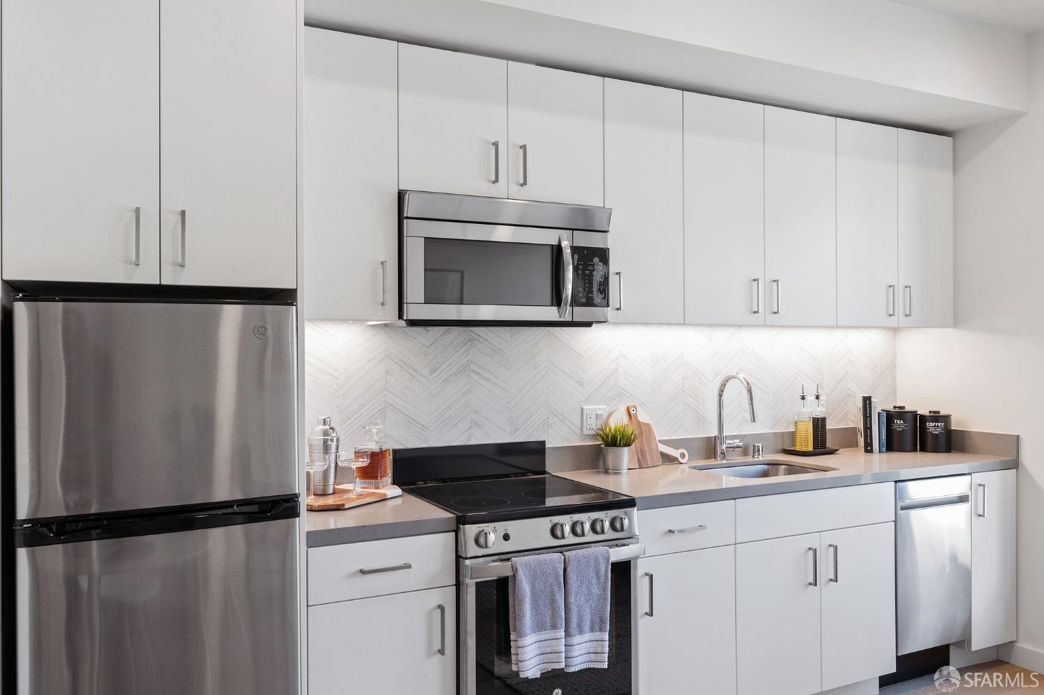 Photo #3: 425053324 Listing 