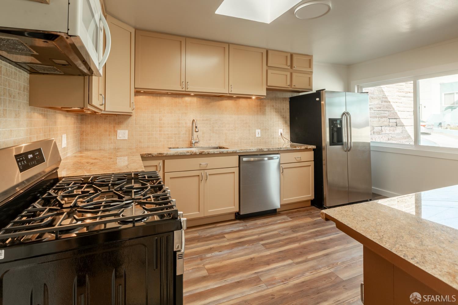 Detail Gallery Image 5 of 14 For 316 Bridgeview Dr, San Francisco,  CA 94124 - 3 Beds | 2 Baths
