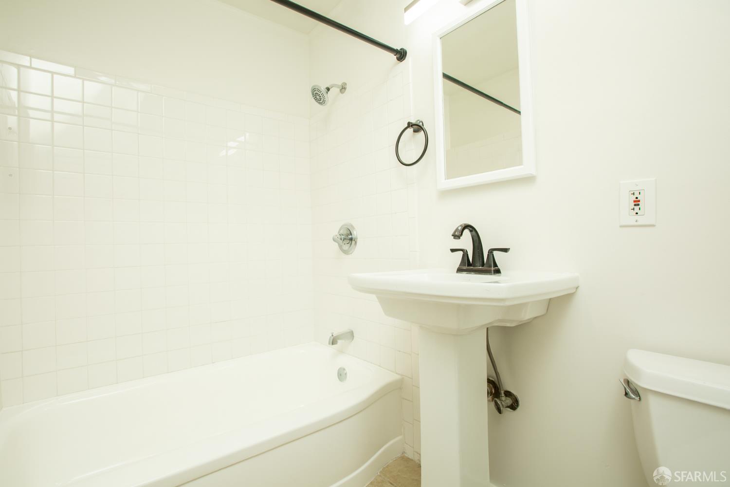 Detail Gallery Image 8 of 14 For 316 Bridgeview Dr, San Francisco,  CA 94124 - 3 Beds | 2 Baths