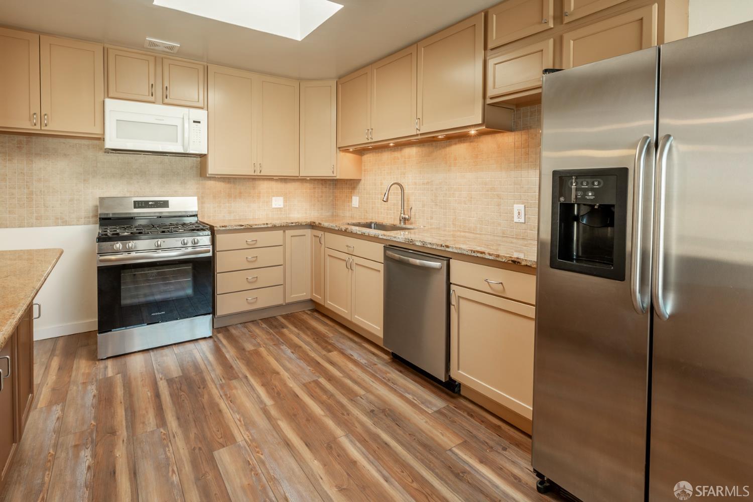 Detail Gallery Image 4 of 14 For 316 Bridgeview Dr, San Francisco,  CA 94124 - 3 Beds | 2 Baths