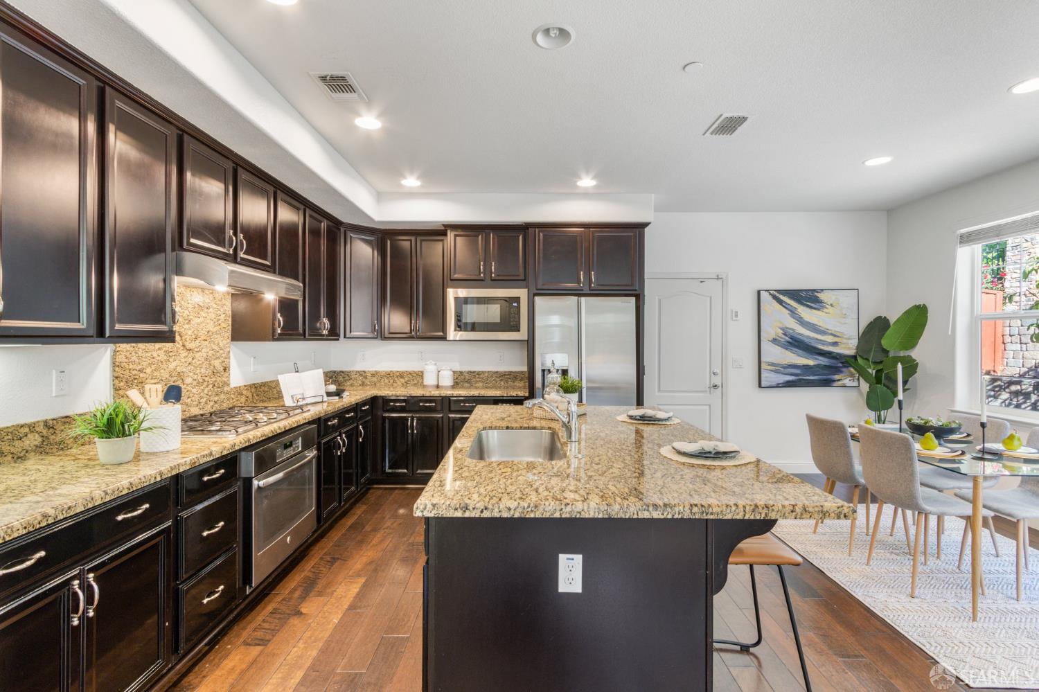 Detail Gallery Image 7 of 61 For 3069 Vittoria Loop, Dublin,  CA 94568 - 5 Beds | 4 Baths