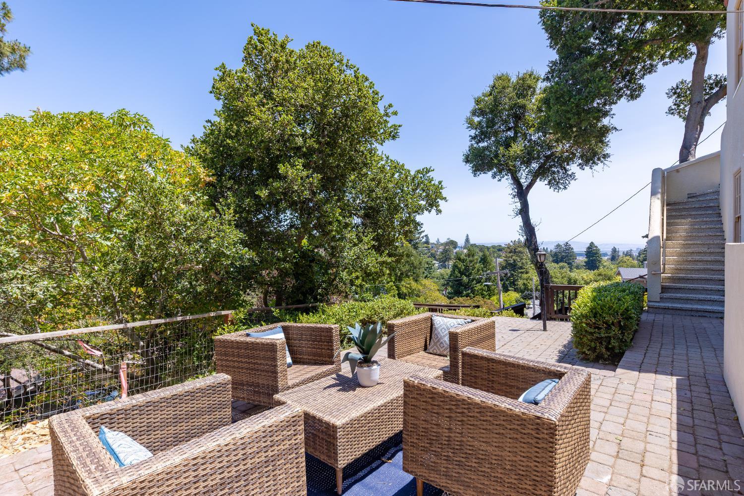 Detail Gallery Image 20 of 24 For 153 Dale Ave, San Carlos,  CA 94070 - 3 Beds | 3 Baths