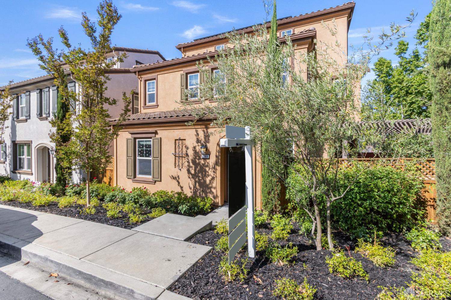 Detail Gallery Image 2 of 61 For 3069 Vittoria Loop, Dublin,  CA 94568 - 5 Beds | 4 Baths