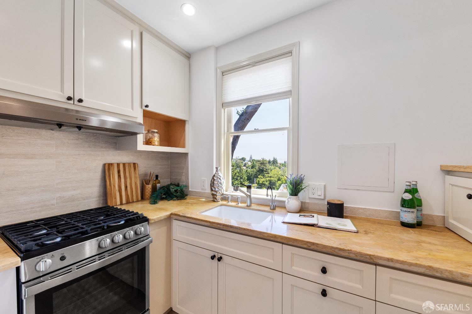 Detail Gallery Image 17 of 24 For 153 Dale Ave, San Carlos,  CA 94070 - 3 Beds | 3 Baths