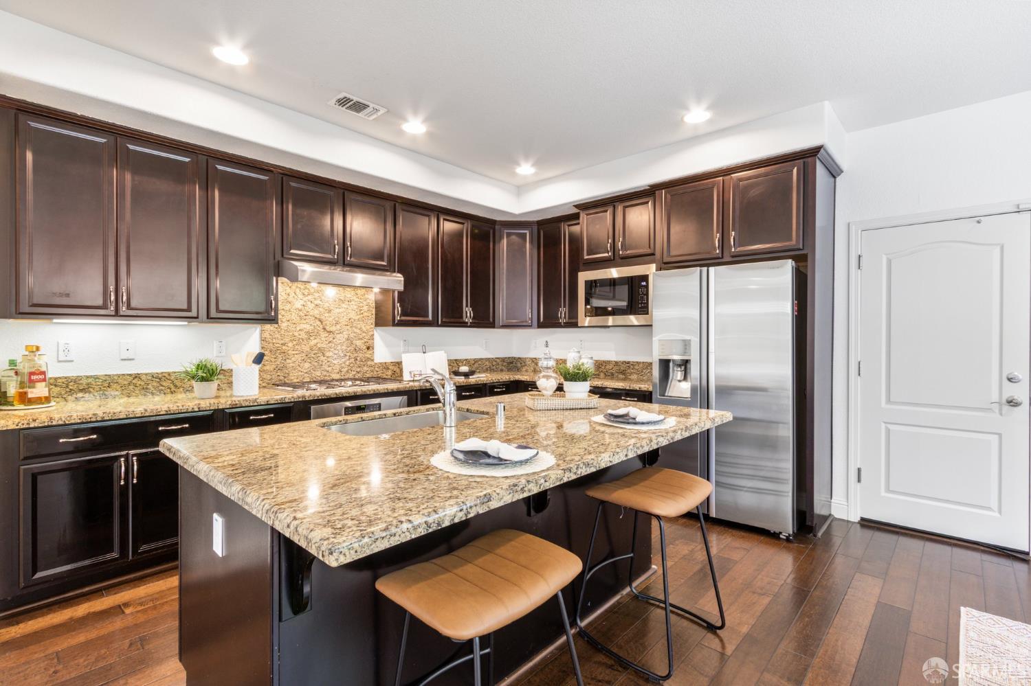 Detail Gallery Image 8 of 61 For 3069 Vittoria Loop, Dublin,  CA 94568 - 5 Beds | 4 Baths