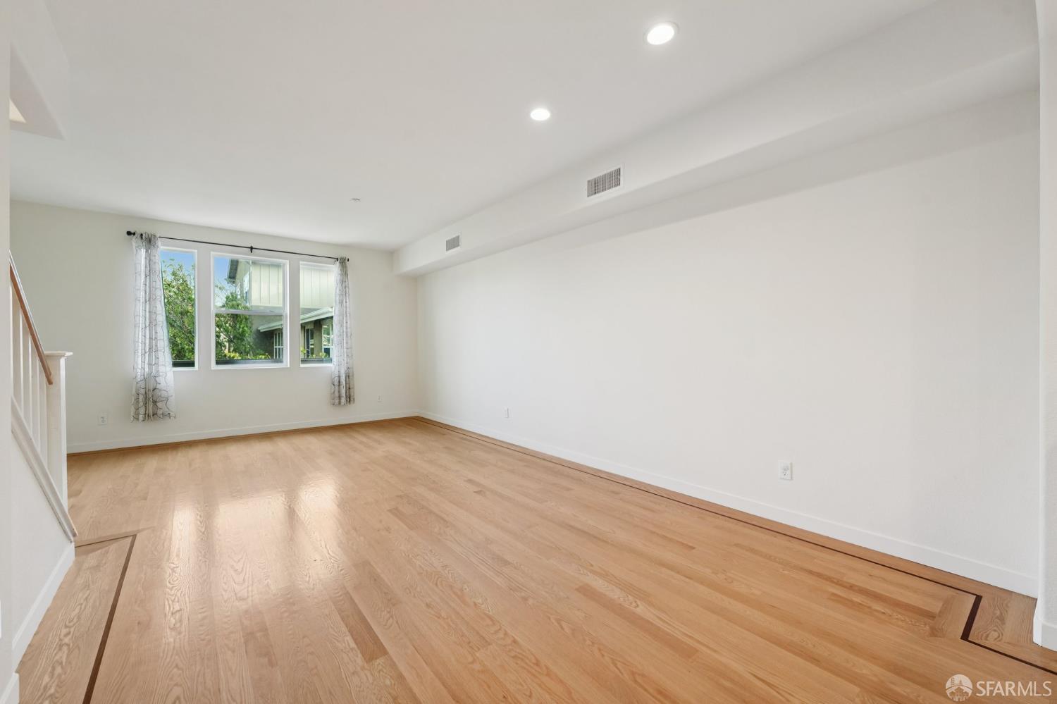 Photo #8: 425051102 Listing: Photo #8