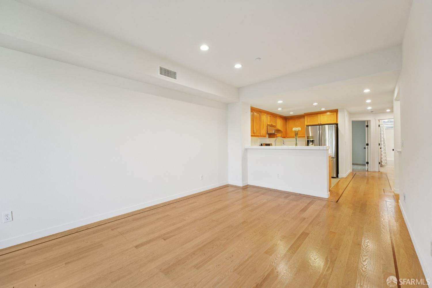 Photo #3: 425051102 Listing 