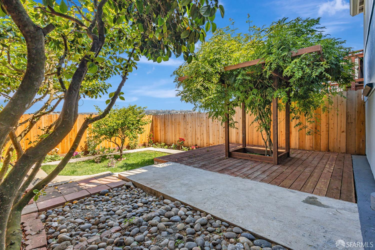 Detail Gallery Image 39 of 41 For 714 London St, San Francisco,  CA 94112 - 3 Beds | 3/1 Baths