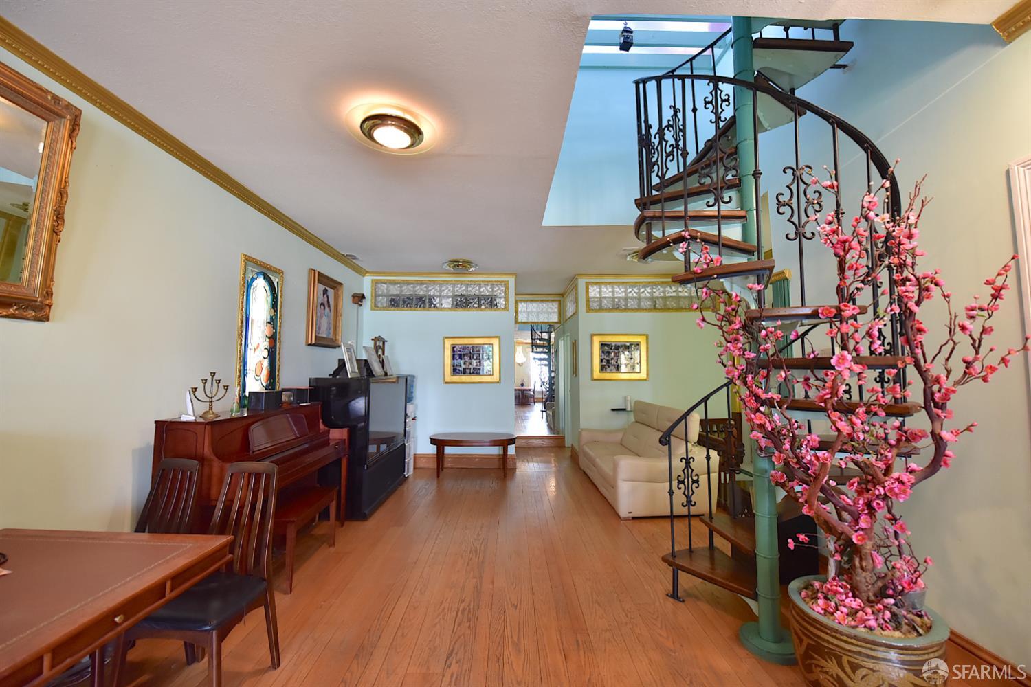 Detail Gallery Image 5 of 8 For 544 Grant Ave, San Francisco,  CA 94108 - – Beds | – Baths