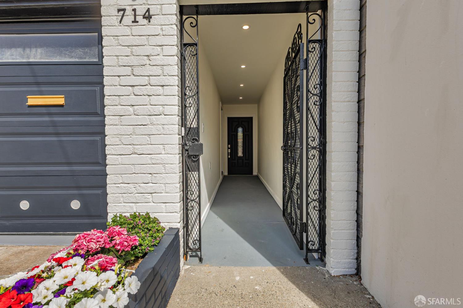 Detail Gallery Image 3 of 41 For 714 London St, San Francisco,  CA 94112 - 3 Beds | 3/1 Baths