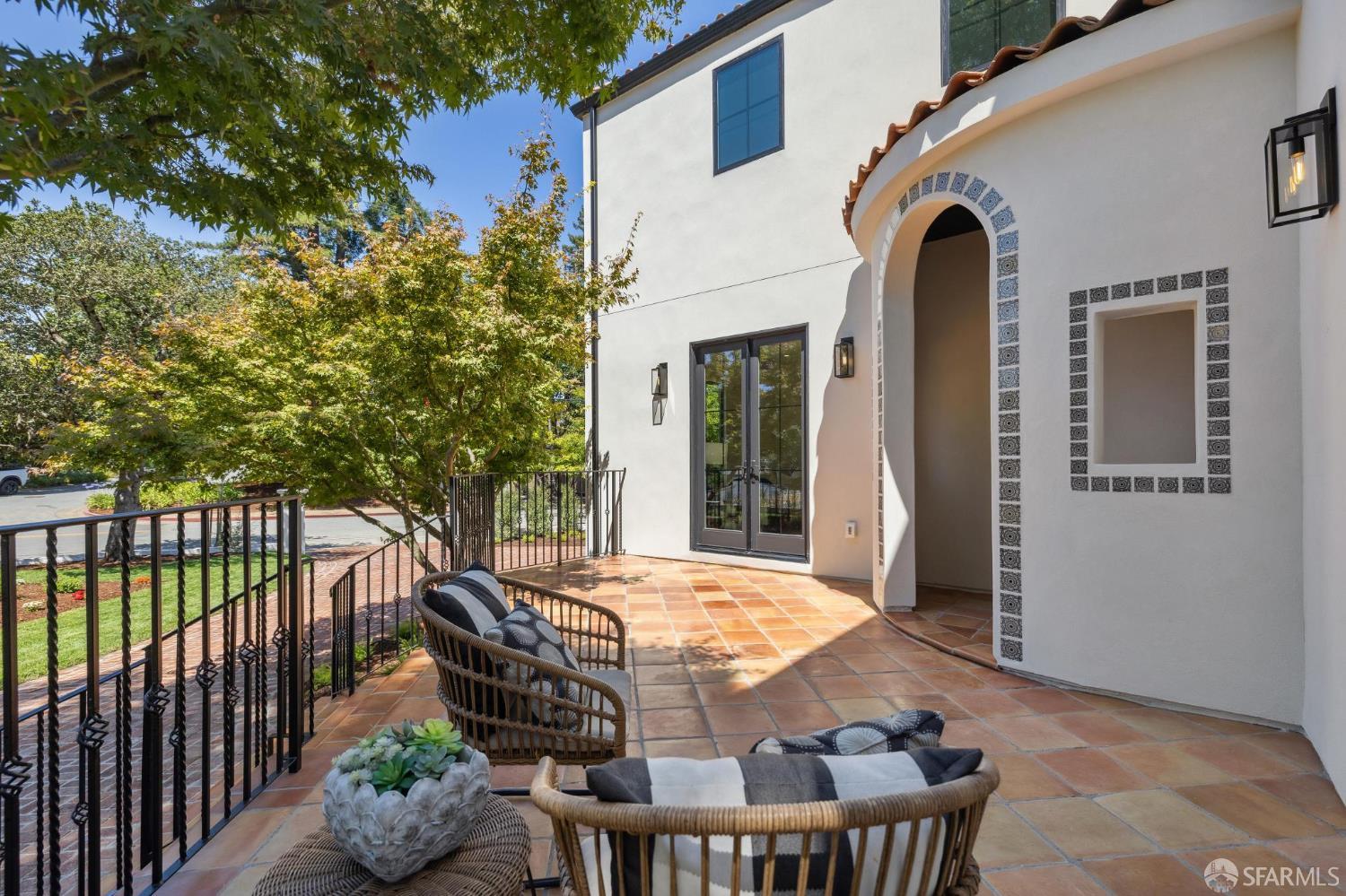 Detail Gallery Image 4 of 64 For 150 Clark Dr, San Mateo,  CA 94402 - 5 Beds | 4 Baths