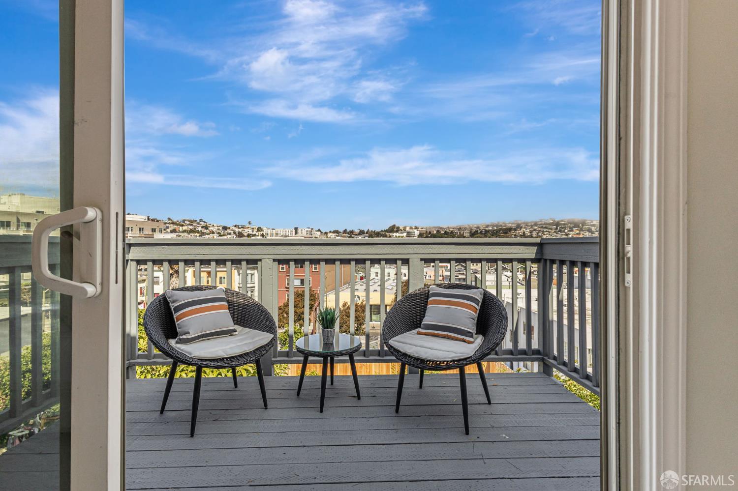 Detail Gallery Image 23 of 41 For 714 London St, San Francisco,  CA 94112 - 3 Beds | 3/1 Baths