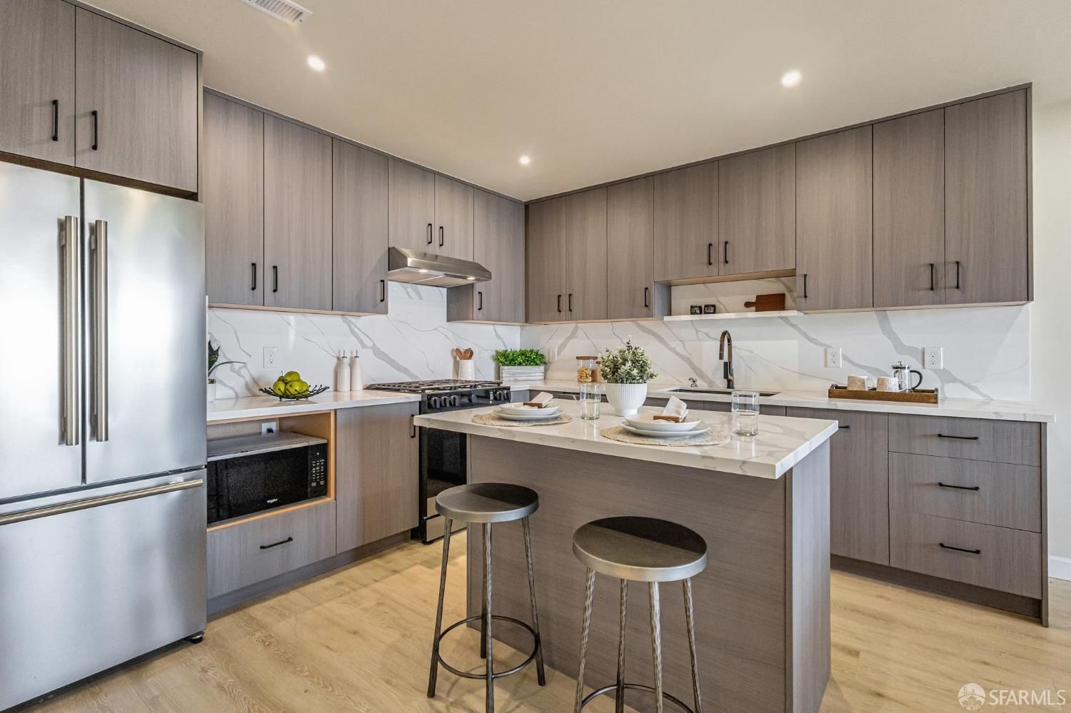 Detail Gallery Image 9 of 41 For 714 London St, San Francisco,  CA 94112 - 3 Beds | 3/1 Baths