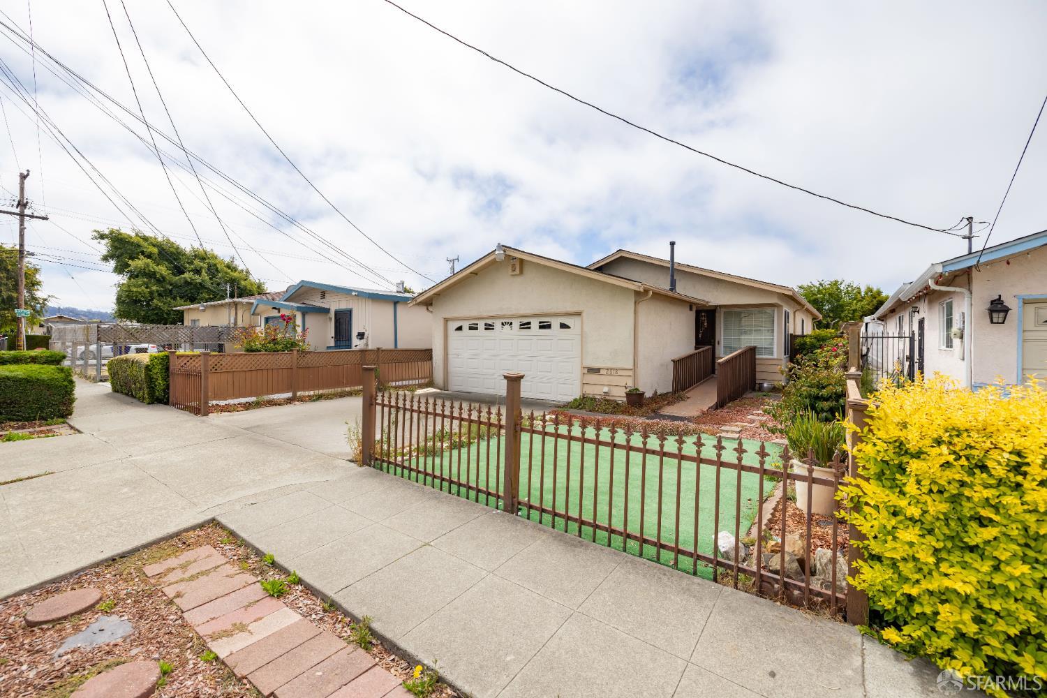 Detail Gallery Image 3 of 22 For 2618 Virginia Ave, Richmond,  CA 94804 - 4 Beds | 2 Baths