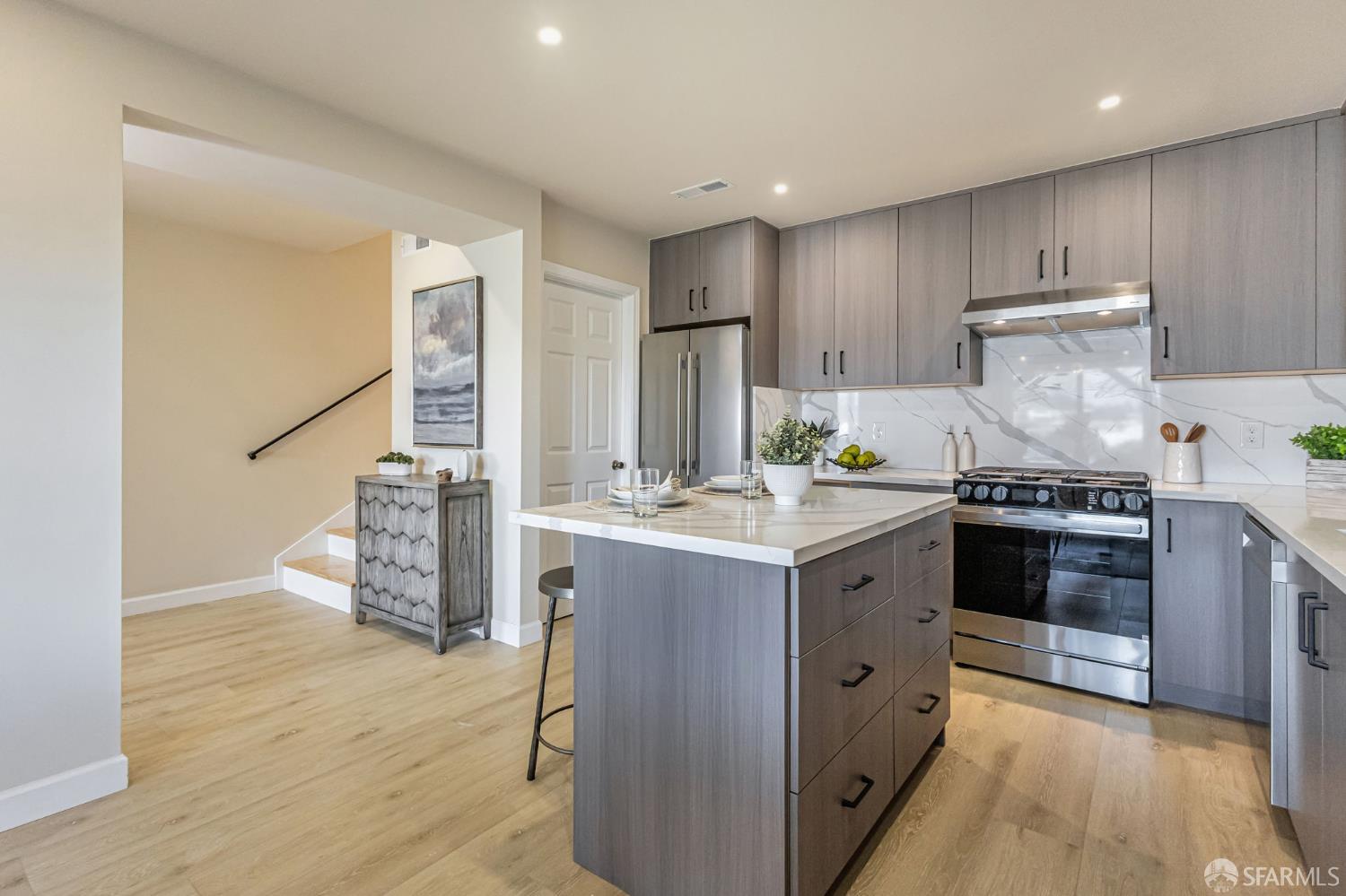 Detail Gallery Image 15 of 41 For 714 London St, San Francisco,  CA 94112 - 3 Beds | 3/1 Baths