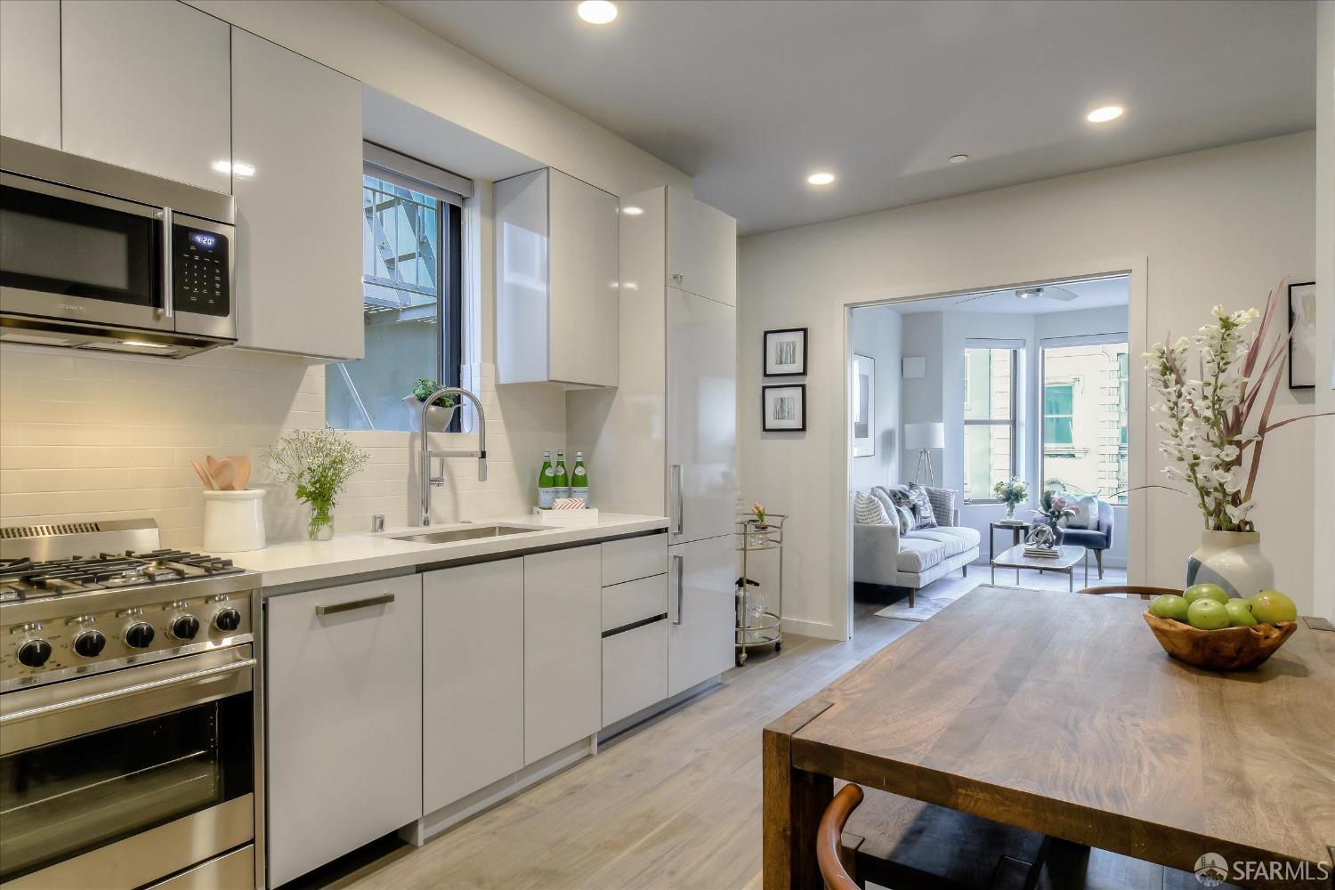 Detail Gallery Image 2 of 20 For 824 Hyde St #403,  San Francisco,  CA 94109 - 2 Beds | 1 Baths