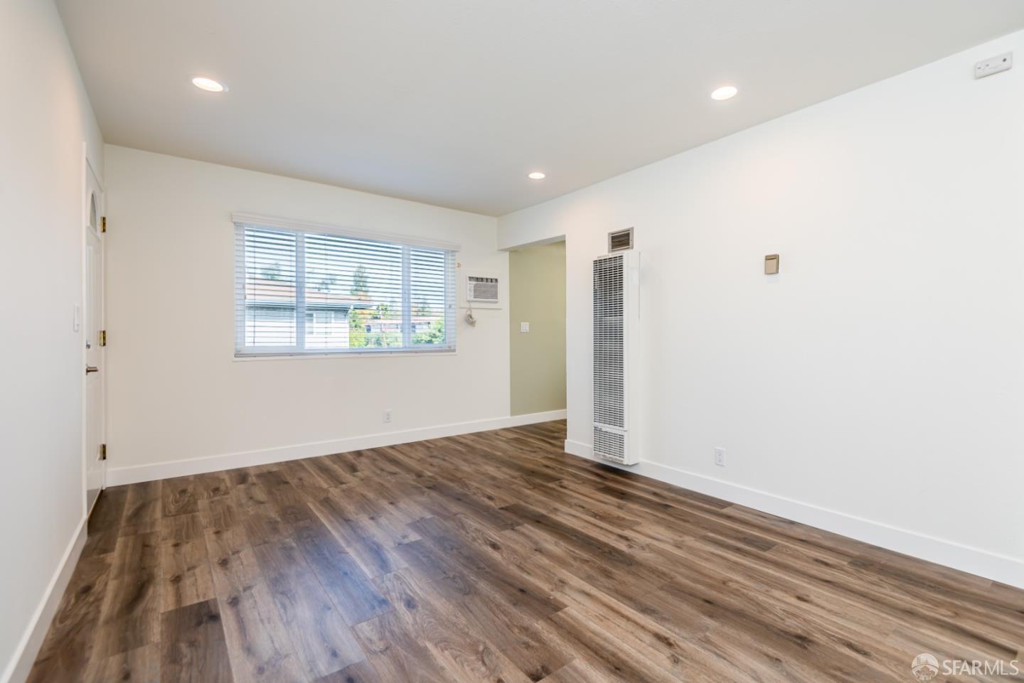 Detail Gallery Image 4 of 8 For 990 Helen Ave, Sunnyvale,  CA 94086 - 2 Beds | 1 Baths