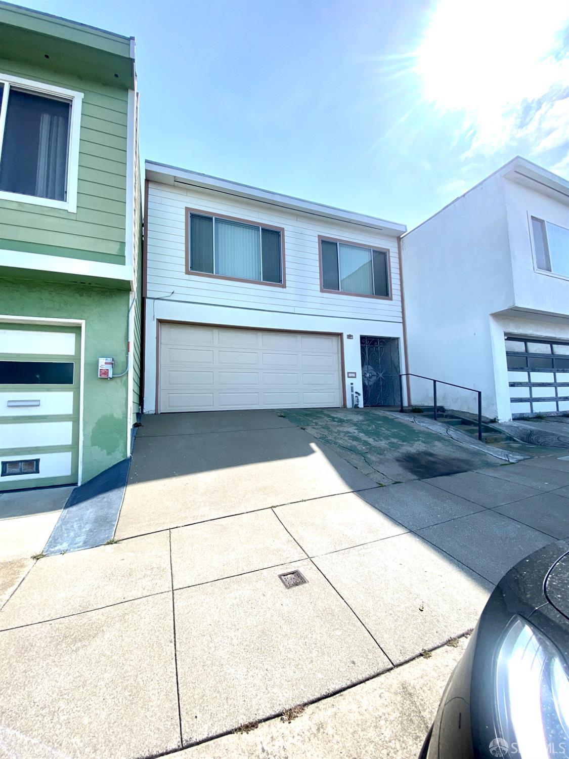 Detail Gallery Image 2 of 20 For 1438 Oakdale Ave, San Francisco,  CA 94124 - 3 Beds | 2 Baths